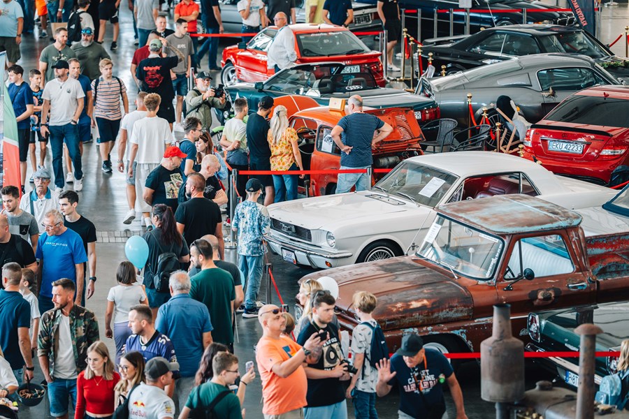 Amerykańskie radiowozy i Mustangi na Retro Motor Show