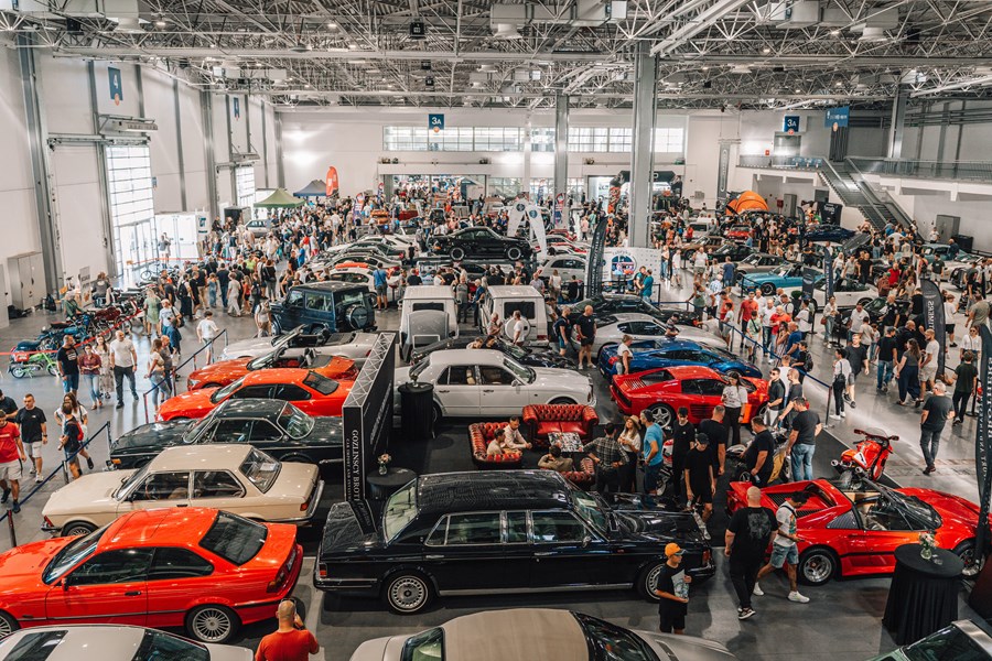 Zwiedzający na Retro Motor Show w Poznaniu