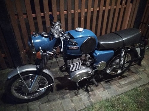 Zabytkowy motocykl na stoisku Dzikich Pyr Wielkopolski