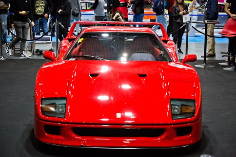 ferrari f40 na retro motor show